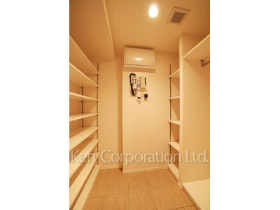 Shoes-In Closet ※Photo of the same layout on 9 floor. Decoration and fixture may differ.