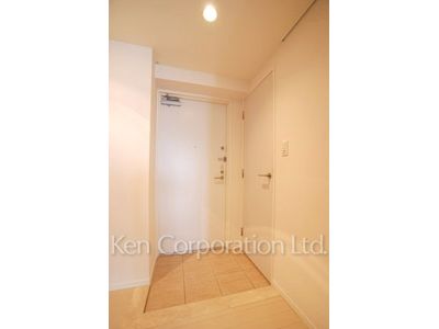 Entrance ※Photo of the same layout on 9 floor. Decoration and fixture may differ.