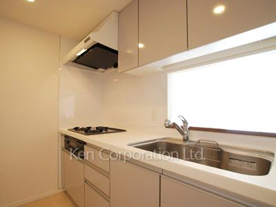 Kitchen ※Photo of the same layout on 9 floor. Decoration and fixture may differ.