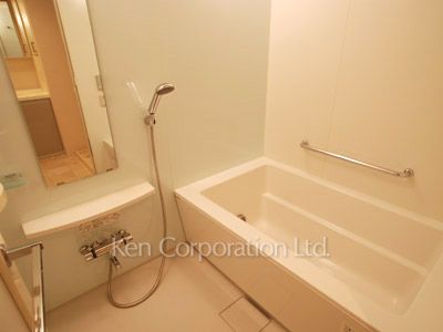 Bath ※Photo of the same layout on 9 floor. Decoration and fixture may differ.