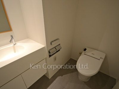 Lavatory ※Photo of the same layout on 36 floor. Decoration and fixture may differ.