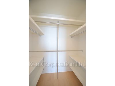 Walk-In Closet ※Photo of the same layout on 36 floor. Decoration and fixture may differ.