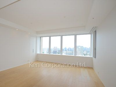 Living-Dining ※Photo of the same layout on 36 floor. Decoration and fixture may differ.