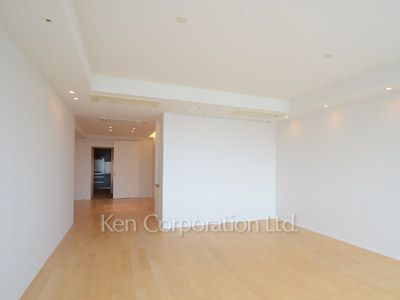 Living-Dining ※Photo of the same layout on 36 floor. Decoration and fixture may differ.