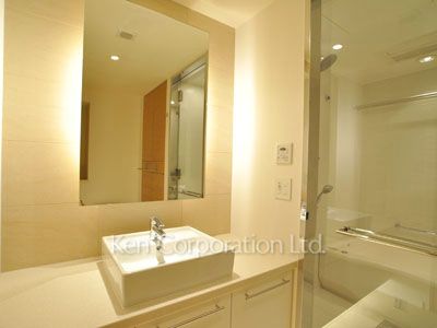 Powder Room ※Photo of the same layout on 11 floor. Decoration and fixture may differ.