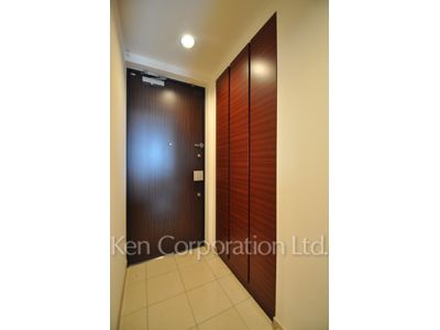 Entrance ※Photo of the same layout on 10 floor. Decoration and fixture may differ.