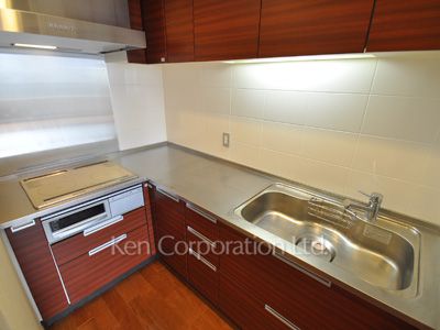 Kitchen ※Photo of the same layout on 10 floor. Decoration and fixture may differ.