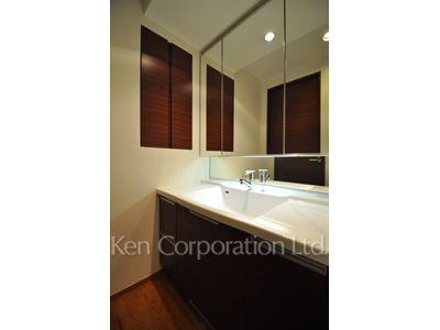 Powder Room ※Photo of the same layout on 10 floor. Decoration and fixture may differ.
