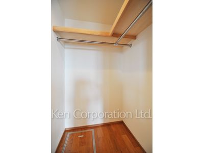 Walk-In Closet ※Photo of the same layout on 10 floor. Decoration and fixture may differ.