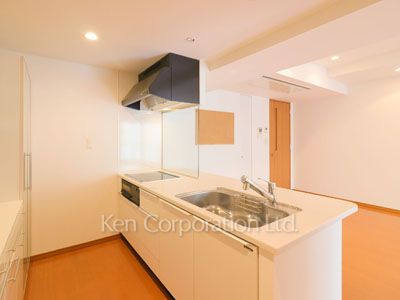 Kitchen ※Photo of the same layout on 6 floor. Decoration and fixture may differ.