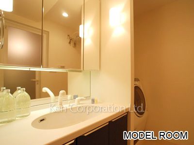 Powder Room ※Photo of the same layout on 19 floor. Decoration and fixture may differ.
