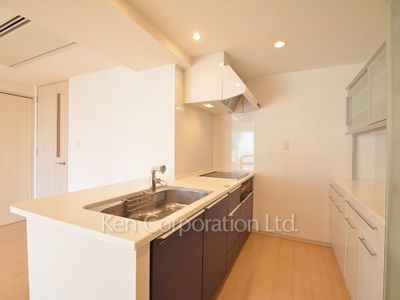 Kitchen ※Photo of the same layout on 11 floor. Decoration and fixture may differ.