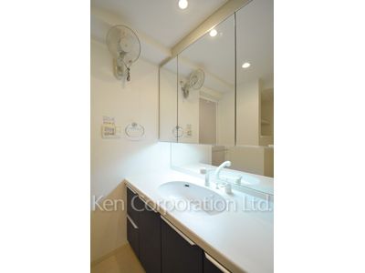 Powder Room ※Photo of the same layout on 11 floor. Decoration and fixture may differ.