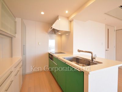 Kitchen ※Photo of the same layout on 17 floor. Decoration and fixture may differ.
