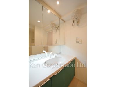 Powder Room ※Photo of the same layout on 17 floor. Decoration and fixture may differ.