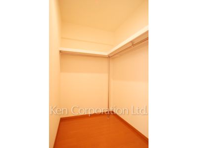 Walk-In Closet ※Photo of the same layout on 22 floor. Decoration and fixture may differ.