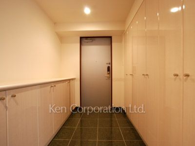 Entrance ※Photo of the same layout on 24 floor. Decoration and fixture may differ.