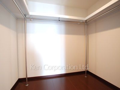 Walk-In Closet ※Photo of the same layout on 24 floor. Decoration and fixture may differ.