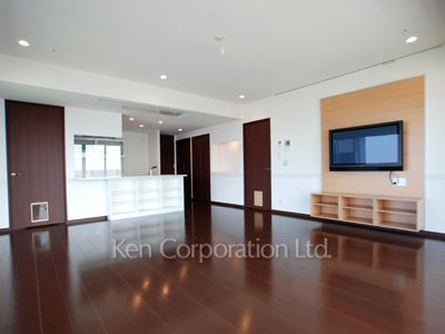 Living-Dining ※Photo of the same layout on 24 floor. Decoration and fixture may differ.