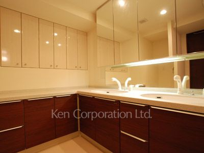 Powder Room ※Photo of the same layout on 24 floor. Decoration and fixture may differ.