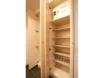 Shoes Closet ※Photo of the same layout on 24 floor. Decoration and fixture may differ.