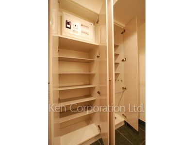 Shoes Closet ※Photo of the same layout on 24 floor. Decoration and fixture may differ.