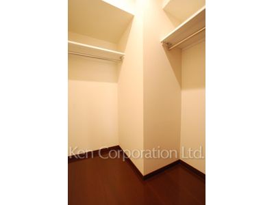 Walk-In Closet ※Photo of the same layout on 24 floor. Decoration and fixture may differ.