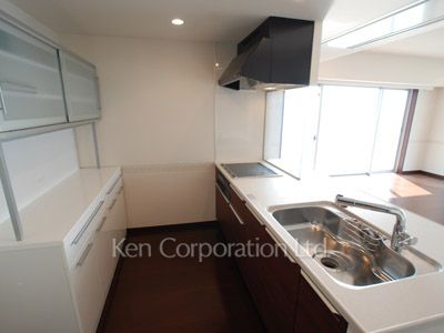 Kitchen ※Photo of the same layout on 24 floor. Decoration and fixture may differ.