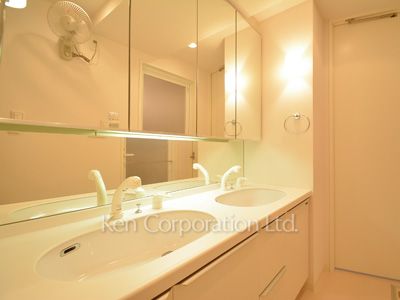 Powder Room ※Photo of the same layout on 23 floor. Decoration and fixture may differ.