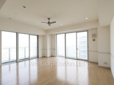 Living-Dining ※Photo of the same layout on 28 floor. Decoration and fixture may differ.
