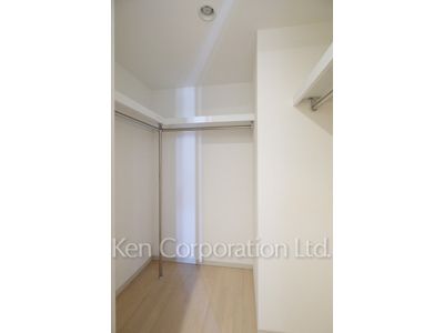 Walk-In Closet ※Photo of the same layout on 28 floor. Decoration and fixture may differ.