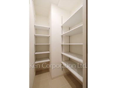 Shoes-In Closet ※Photo of the same layout on 28 floor. Decoration and fixture may differ.