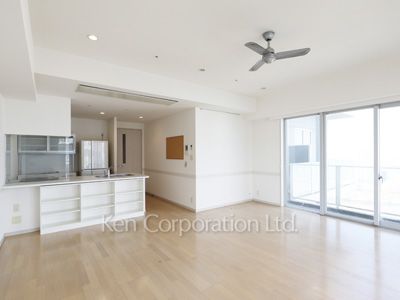 Living-Dining ※Photo of the same layout on 28 floor. Decoration and fixture may differ.
