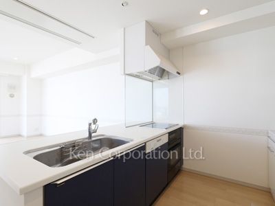 Kitchen ※Photo of the same layout on 28 floor. Decoration and fixture may differ.