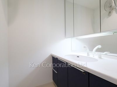 Powder Room ※Photo of the same layout on 28 floor. Decoration and fixture may differ.