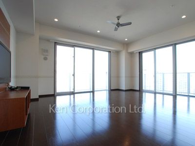Living-Dining ※Photo of the same layout on 28 floor. Decoration and fixture may differ.