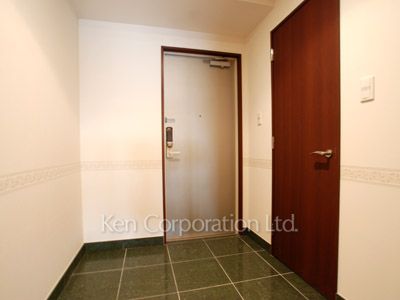 Entrance ※Photo of the same layout on 28 floor. Decoration and fixture may differ.