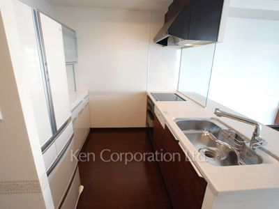 Kitchen ※Photo of the same layout on 28 floor. Decoration and fixture may differ.