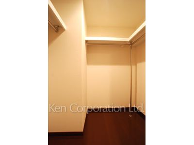 Walk-In Closet ※Photo of the same layout on 28 floor. Decoration and fixture may differ.