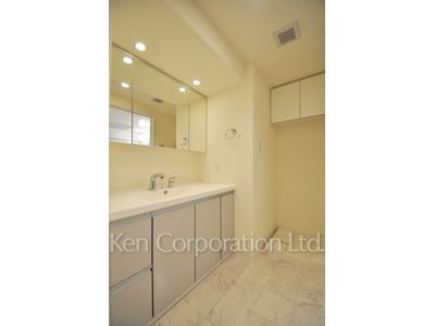 Powder Room ※Photo of the same layout on 4 floor. Decoration and fixture may differ.
