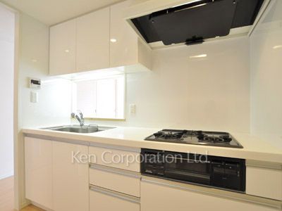 Kitchen ※Photo of the same layout on 11 floor. Decoration and fixture may differ.