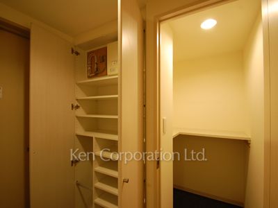 Shoes Closet ※Photo of the same layout on 12 floor. Decoration and fixture may differ.