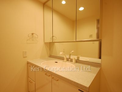 Powder Room ※Photo of the same layout on 12 floor. Decoration and fixture may differ.