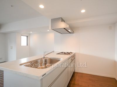 Kitchen ※Photo of the same layout on 11 floor. Decoration and fixture may differ.
