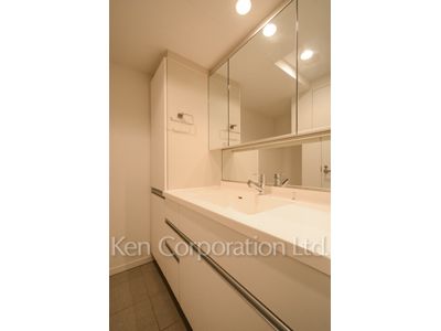 Powder Room ※Photo of the same layout on 11 floor. Decoration and fixture may differ.