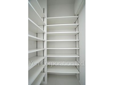 Shoes-In Closet ※Photo of the same layout on 14 floor. Decoration and fixture may differ.
