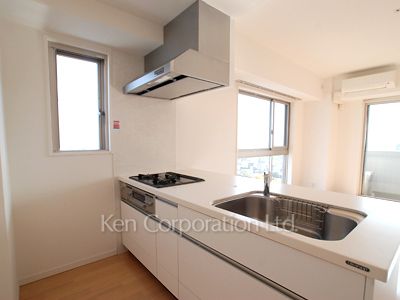 Kitchen ※Photo of the same layout on 14 floor. Decoration and fixture may differ.