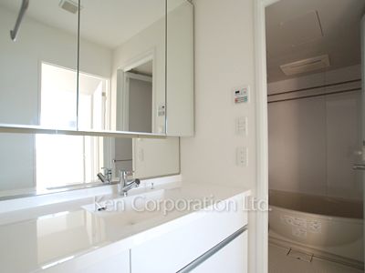 Powder Room ※Photo of the same layout on 14 floor. Decoration and fixture may differ.