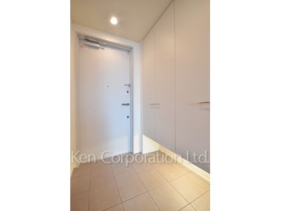 Entrance ※Photo of the same layout on 8 floor. Decoration and fixture may differ.
