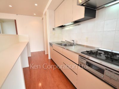 Kitchen ※Photo of the same layout on 8 floor. Decoration and fixture may differ.